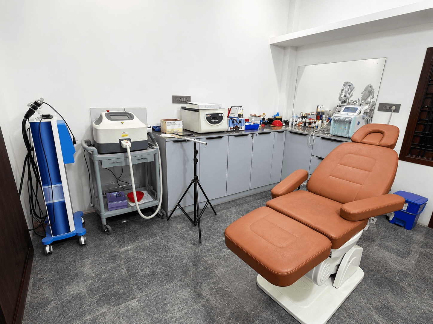 Laser and PRP equipment at Reyansh Skin Clinic